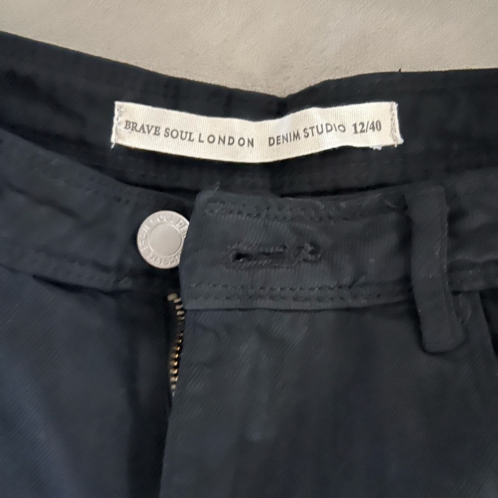 Gentle pre-owned Brave Soul Shorts, Size 12/40, Black!